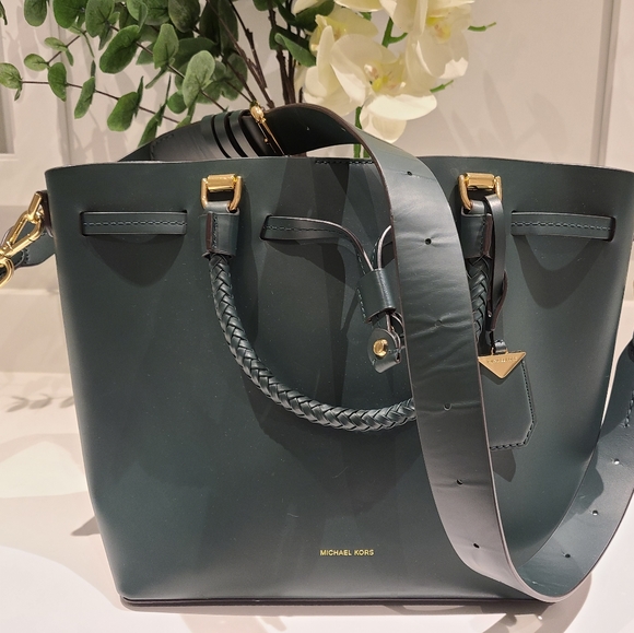 Michael Kors Bucket Purse - Picture 2 of 4